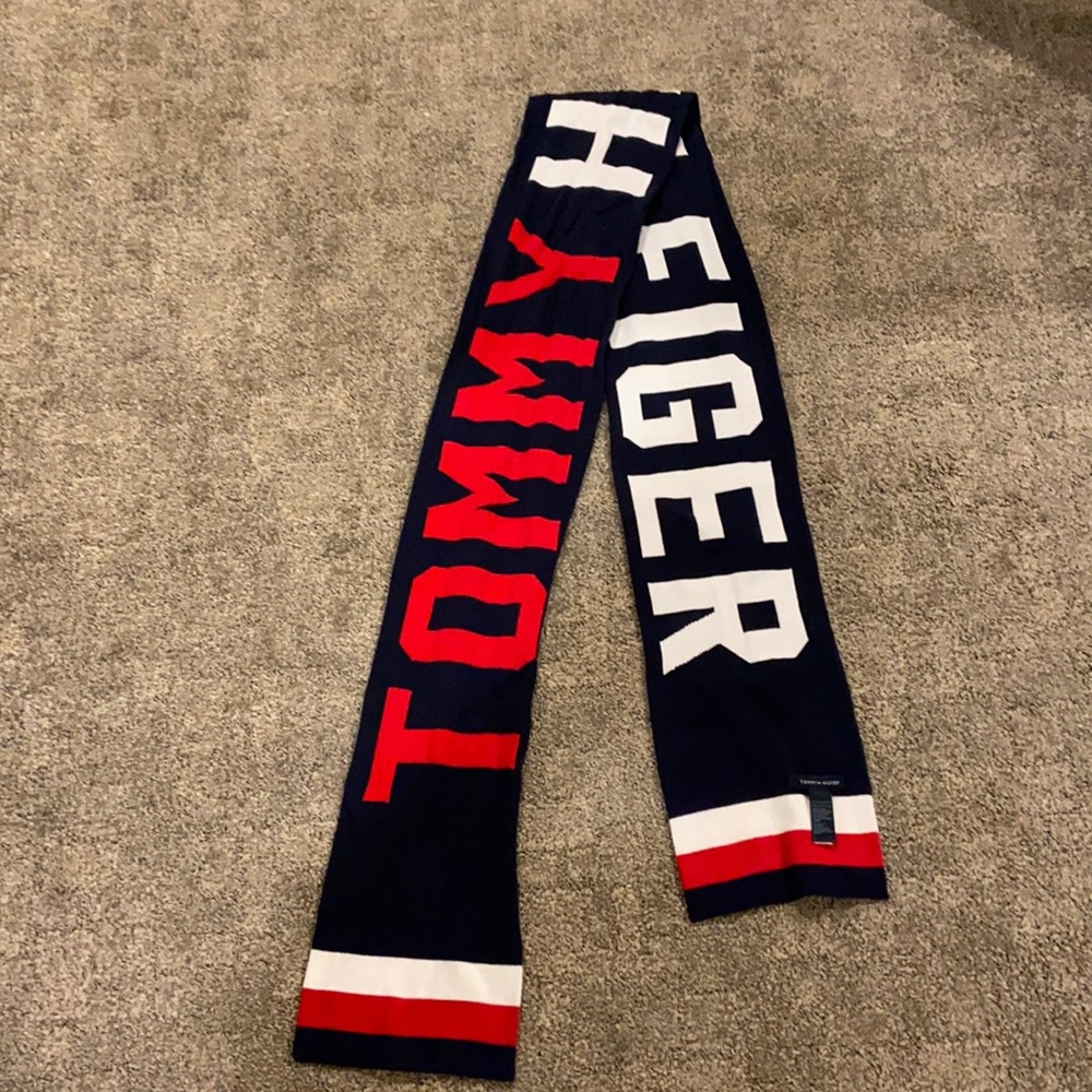 Tommy Hilfiger scarf